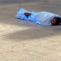 Un homme allongé au sol