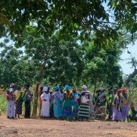 Un groupe de femmes en conversation