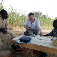 Discussion avec l'abbé du village